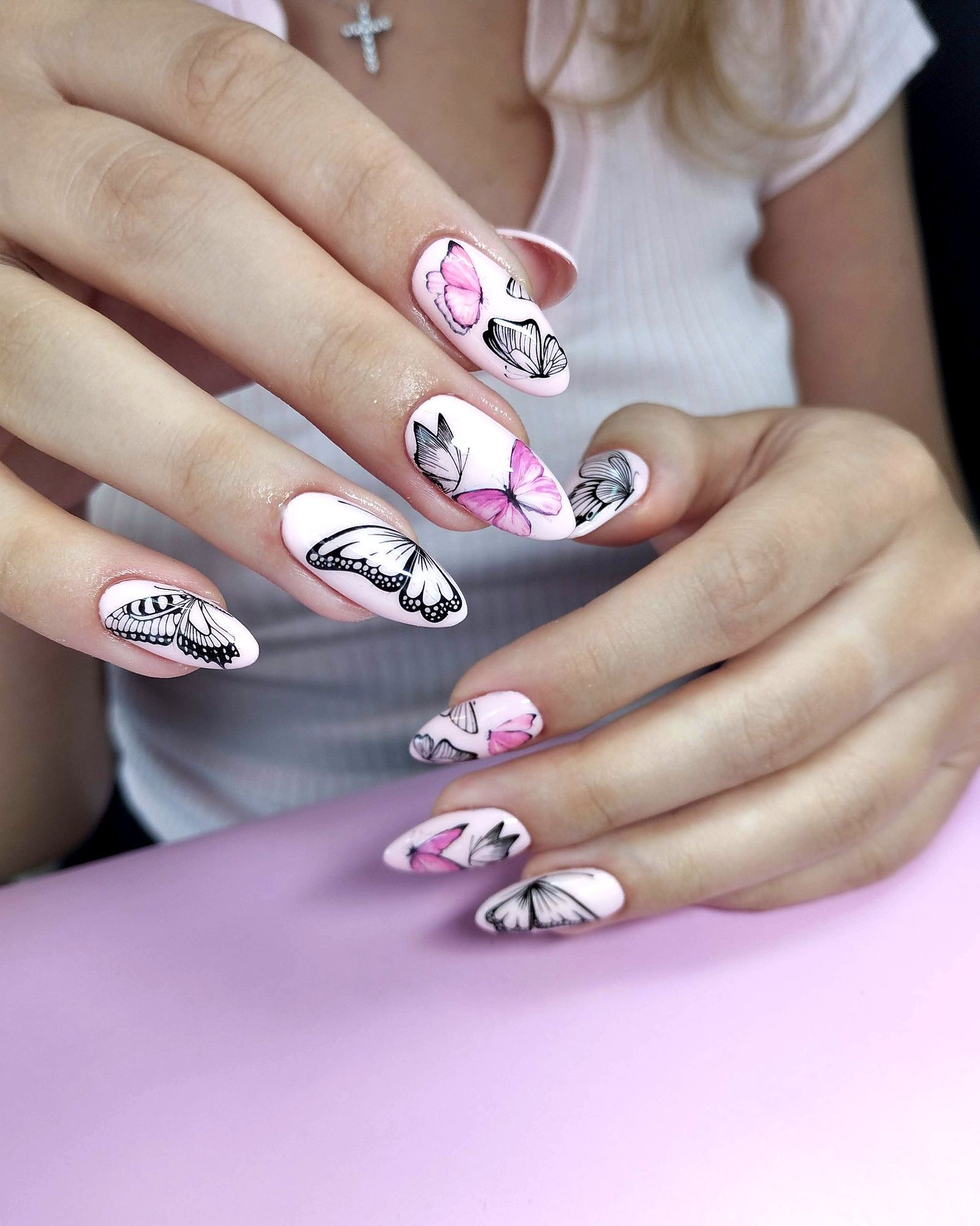 Uñas almendradas con mariposas