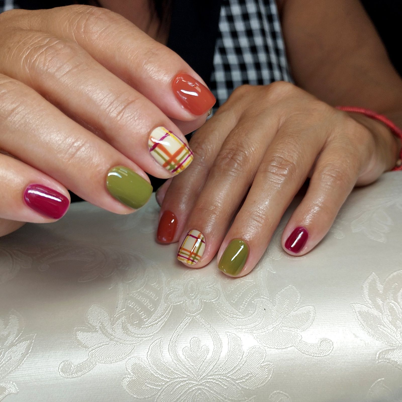 Manicura de otoño en granate, verde y cuadros