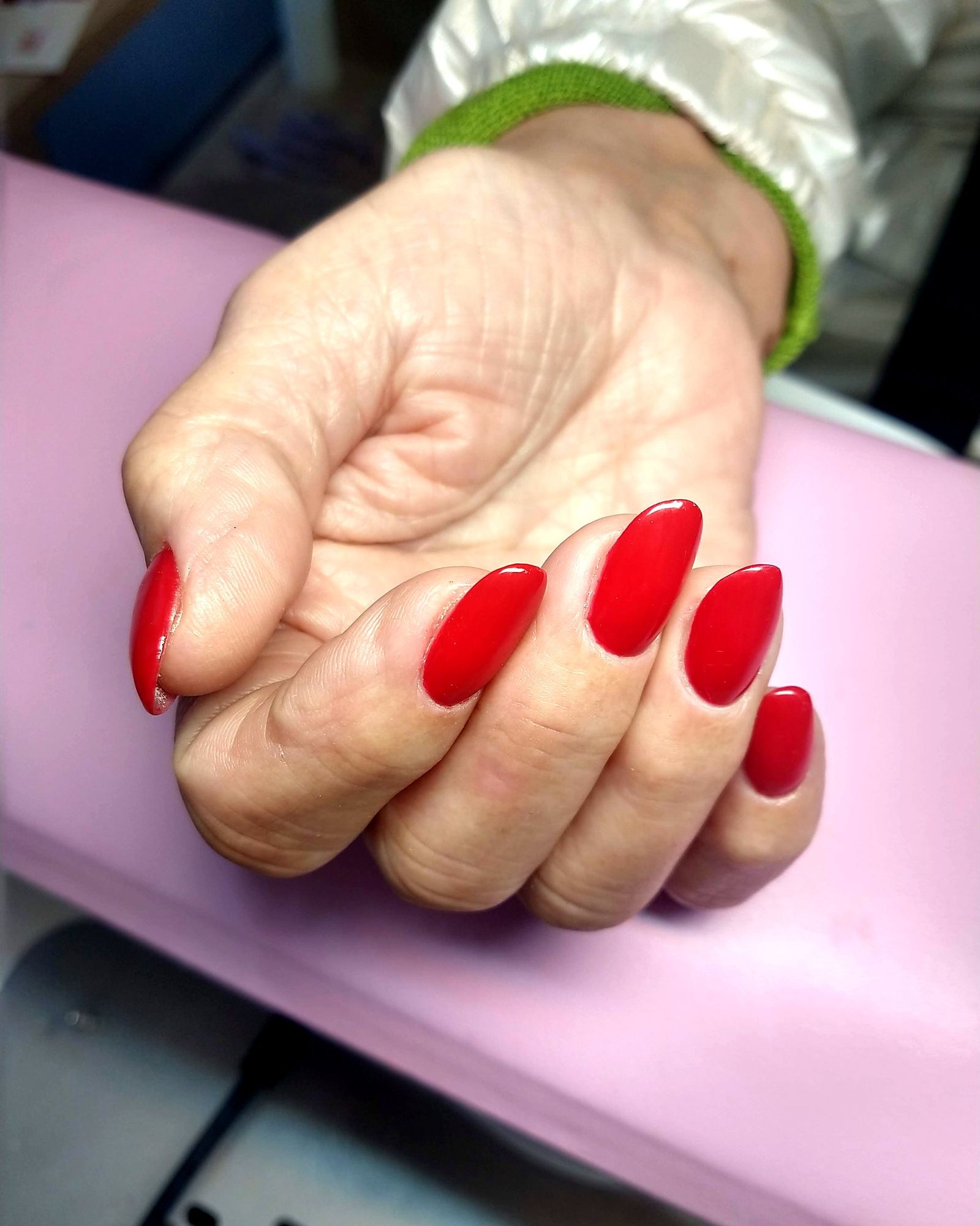Uñas largas en rojo